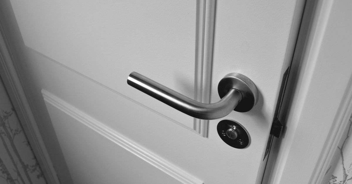 Signs Your Door Knob Lock Replacement Can't Wait — Quantum Guard Mississauga Security